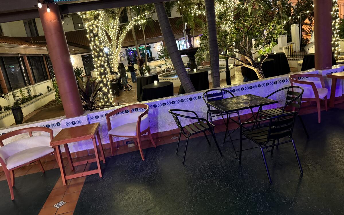 I Krave outdoor seating area